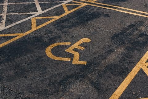 Place de stationnement pour personne handicapé