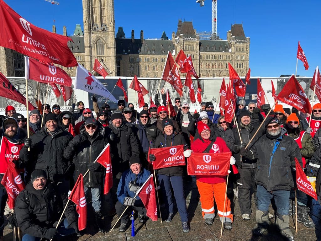 Plusieurs manifestant d'unifor devant le parlement