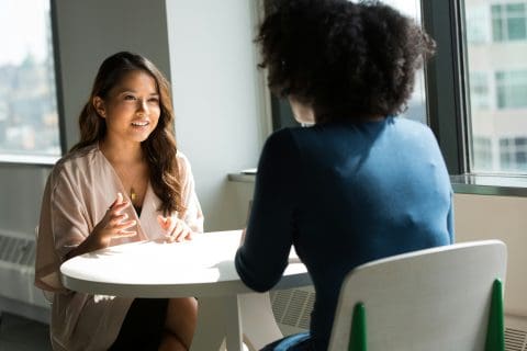 deux personnes qui discutent à une table