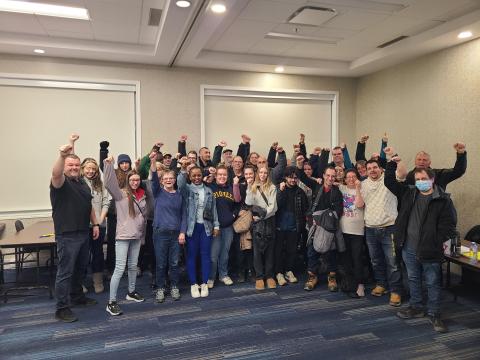 Les membres d’Unifor travaillant chez Canadian levant la main en l'air