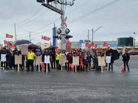 Employé de chez autobus venise en grève arborant des pancarte