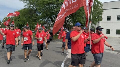 Action de mobilisation des employés en grève de Viterra devant les bureaux du Port de Montréal